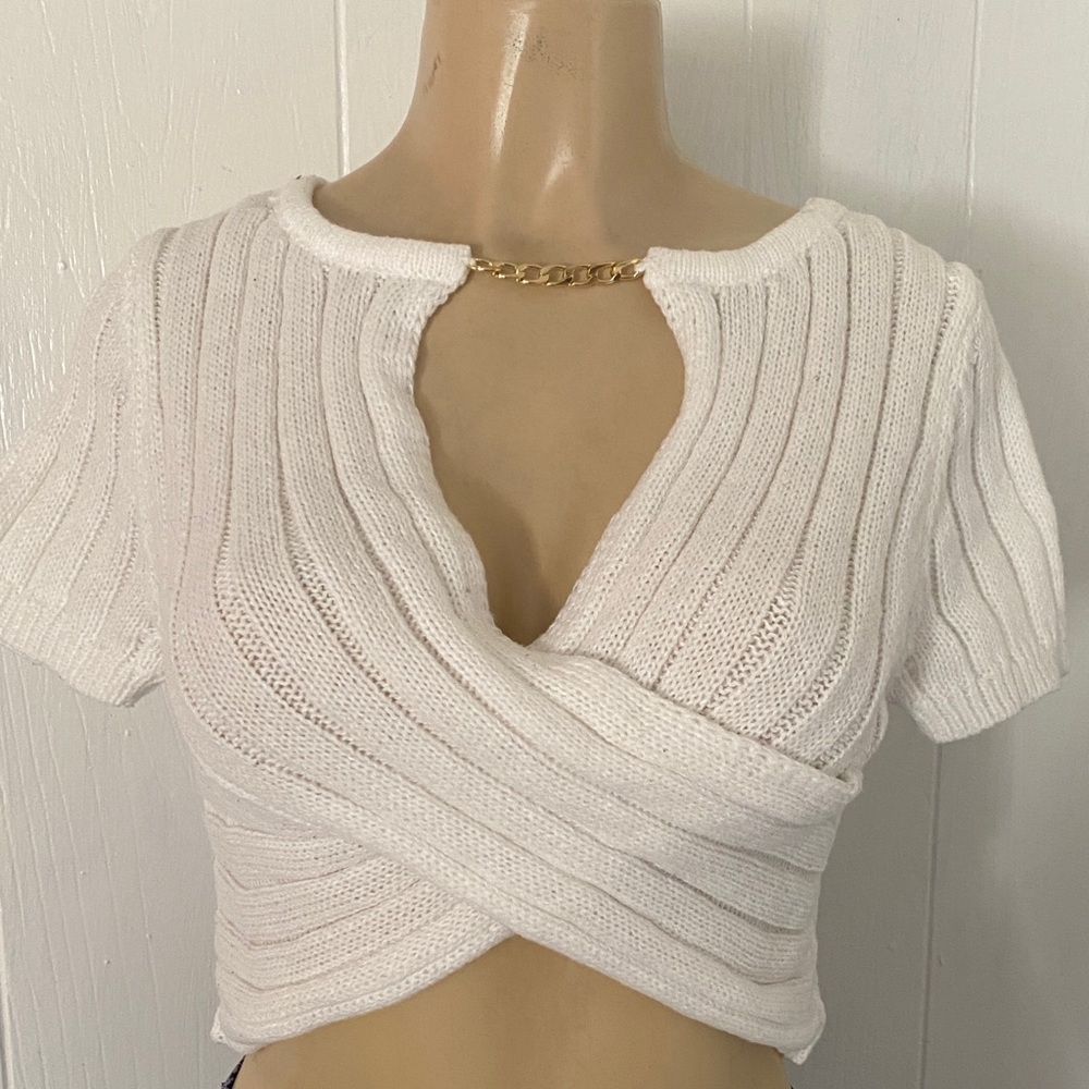 Elegant White Knit Top with Chain Detail size S